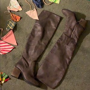 Hinge canton over the knee boot
